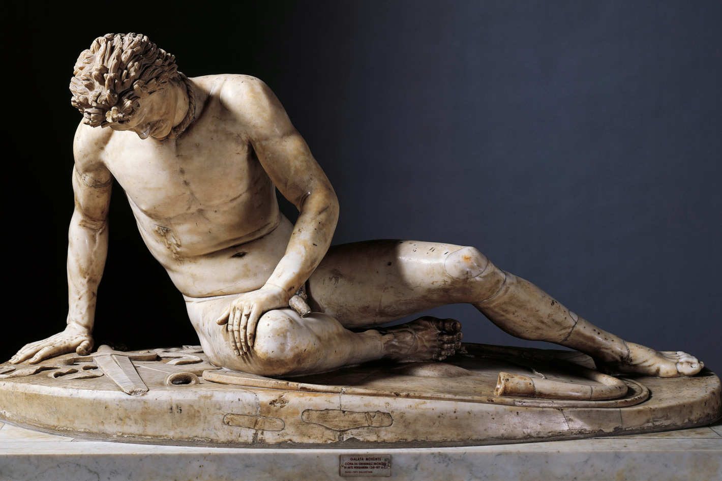 Sculptura „celt murind” &ndash; comisionată la Pergamon de Mithriades după victoria asupra invadatorilor celți. Detaliile arată un respect deosebit pe care îl poartă inamicilor celți grecii