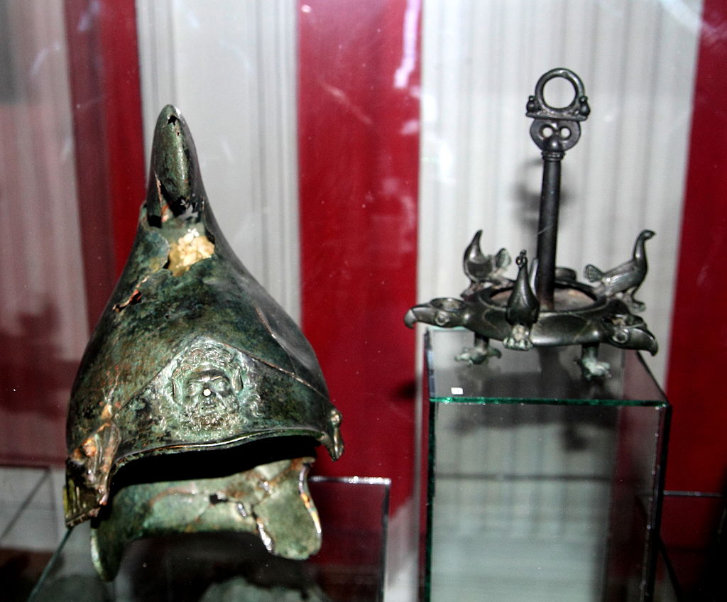 Unul din cele 6 coifuri descoperite la Olănești, în Moldova. Coifurile aparțin armatei macedonene a lui Zopirion. Fotografie de Cristian Chiriță