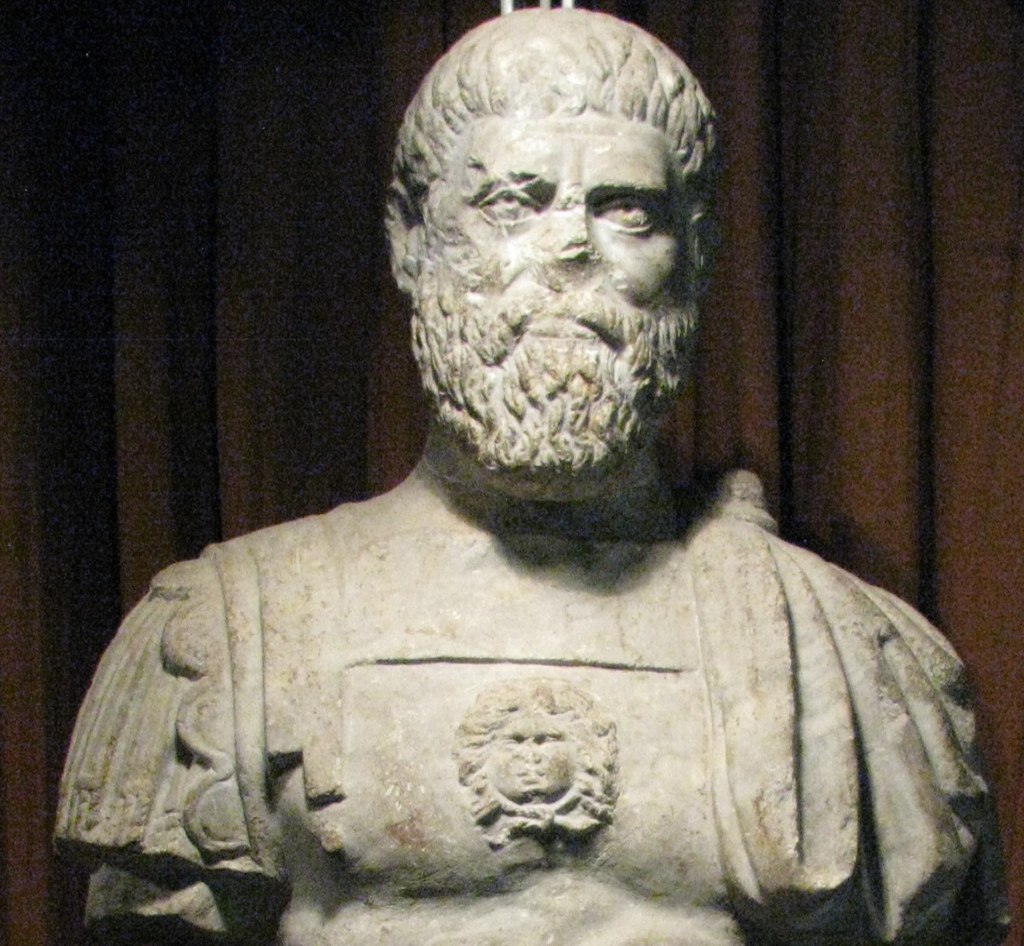 Bust care îi aparține probabil lui Pertinax, expus la Muzeul Unirii din Alba Iulia (fotografie Codrin B. via Wikimedia)